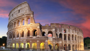 Foto do Coliseu no fim de tarde, em Roma, na Itália