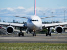 Avião da Airbus, que tem disputa com a Boeing, de frente em pista de aeroporto