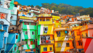 Prédios coloridos em favela com torres de energia, cujo eletricidade não pode ser cortada às pessoas de baixa renda