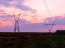 Torres de energia em pôr do sol, alusivas às da Equatorial Energia