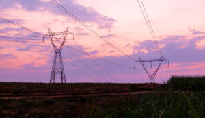 Torres de energia em pôr do sol, alusivas às da Equatorial Energia
