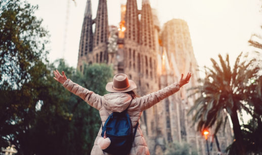 Turista apreciando a Sagrada Família, em Barcelona, Espanha, onde não haverá uso obrigatório de máscaras