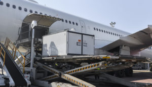 Carregamento de vacinas embarcando em avião, alusivo à doação dos EUA ao Brasil