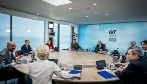 Cúpula do G-7 reunida em mesa de reuniões pra debater