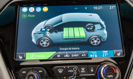 Imagem de painel interno do Chevrolet Bolt, um dos carros elétricos da GM