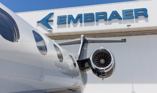 Fachada da Embraer com turbina de avião em primeiro plano. Empresa turbinou o Ibovespa na semana