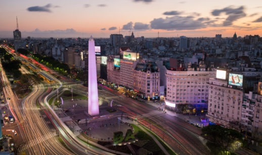 Foto aérea da Avenida 9 de Julho, em Buenos Aires, Argentina, onde há inflação alta
