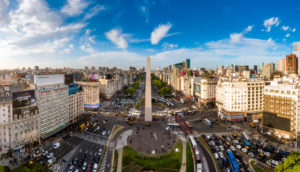 Vista aérea da Avenida 9 de Julho, em Buenos Aires, na Argentina, cujo PIB cresceu