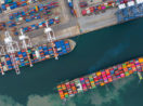 Imagem aérea de porto com descarga de navios com produtos importados, que terão tarifa de carbono na Europa