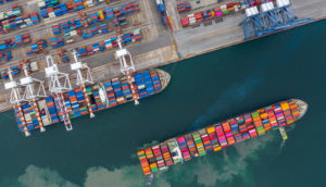 Imagem aérea de porto com descarga de navios com produtos importados, que terão tarifa de carbono na Europa