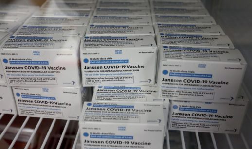 Caixas de vacina da Janssen em geladeira