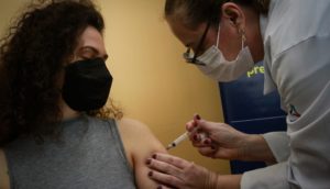 Vacinação de pessoa com mais de 18 anos contra a covid-19