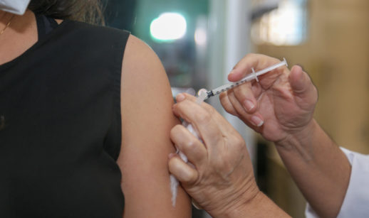 Pessoa em vacinação contra a covid-19 em São Paulo (SP)