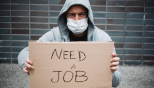 Desempregado com placa pedindo emprego