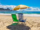 Cadeiras vazias na praia
