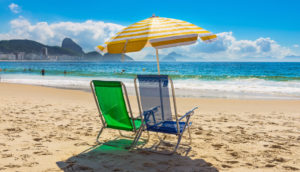 Cadeiras vazias na praia