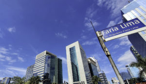 Foto de perspectiva de baixa para cima com destaque para a placa da Avenida Faria Lima, em São Paulo, alusivo aos balanços do setor financeiro
