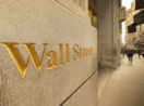 Parede com o escrito Wall Street, alusiva à carteira de BDRs do Safra para julho