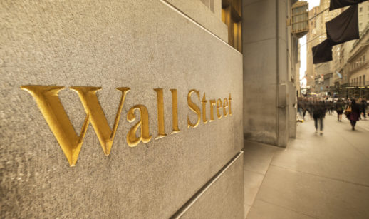 Parede com o escrito Wall Street, alusiva à carteira de BDRs do Safra para julho