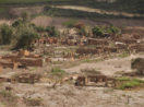 Foto de cima do distrito de Bento Rodrigues, em Mariana, Minas Gerais, onde barragem da Samarco, detida pela BHP, se rompeu