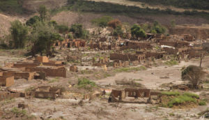 Foto de cima do distrito de Bento Rodrigues, em Mariana, Minas Gerais, onde barragem da Samarco, detida pela BHP, se rompeu