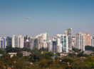 Vista da Cidade de São Paulo com prédios na paisagem, alusivos aos financiamentos imobiliários que têm crescido