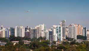 Vista da Cidade de São Paulo com prédios na paisagem, alusivos aos financiamentos imobiliários que têm crescido