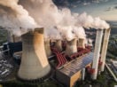 Chaminés de fábricas soltando fumaça, alusivo às emissões globais