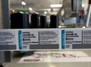 Caixas de lotes de vacina da Oxford/AstraZeneza, produzida pela Fiocruz com IFA da China