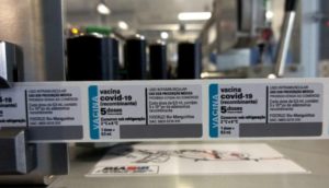 Caixas de lotes de vacina da Oxford/AstraZeneza, produzida pela Fiocruz com IFA da China