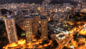 Prédios iluminados no Rio de Janeiro, alusivos aos fundos imobiliários para investir em julho