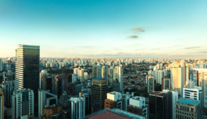Vista aérea de São Paulo, com centenas de prédios, alusivos aos fundos imobiliários