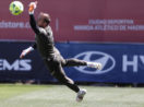 Jan Oblak, saltando para defender bola em treino do Atlético de Madrid, e que lidera o ranking de goleiros mais valiosos do mundo