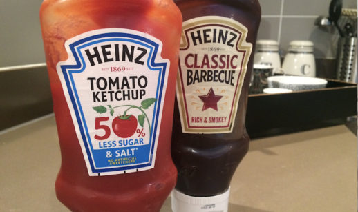Embalagens de ketchup e molho barbecue da Hein, que serão recicláveis a partir de 2022