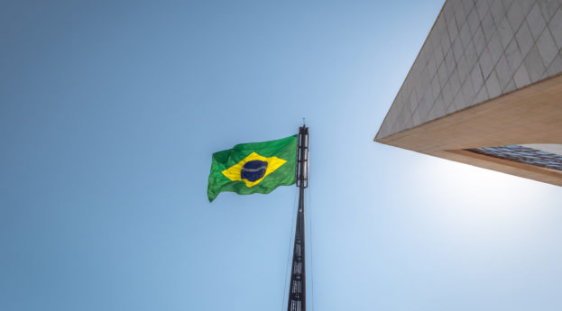 Bandeira do Brasil, em Brasília, alusivo ao imposto da economia
