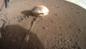 Foto do sismômetro da InSight, da Nasa, em Marte