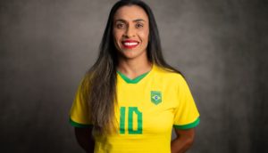 Jogadora de futebol Marta, com a camisa da seleção brasileira e patrocínio coberto