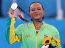 Rebeca Andrade exibe a medalha de prata nas Olimpíadas de Tóquio