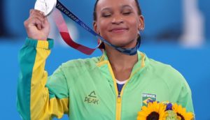 Rebeca Andrade exibe a medalha de prata nas Olimpíadas de Tóquio