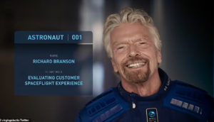 Richard Branson, dono da Virgin Galactic, sorrindo