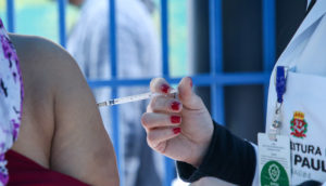 Braço de pessoa recebendo vacinação contra a covid-19, em São Paulo