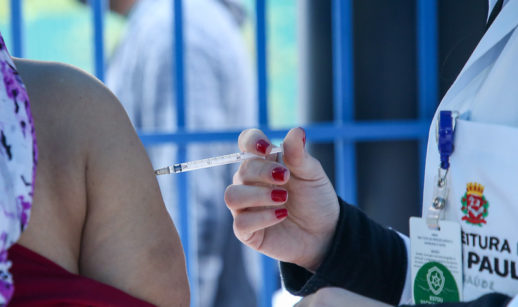 Braço de pessoa recebendo vacinação contra a covid-19, em São Paulo