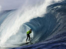 Surfista em onda gigante