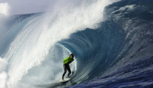 Surfista em onda gigante