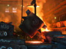 Metal derretido em siderúrgica