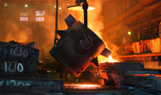 Metal derretido em siderúrgica