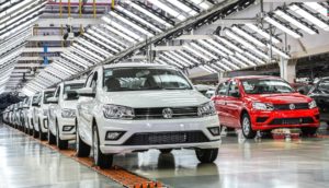 Linha de produção da Volkswagen em Taubaté, no Brasil, país que terá centro de pesquisas para biocombustíveis,