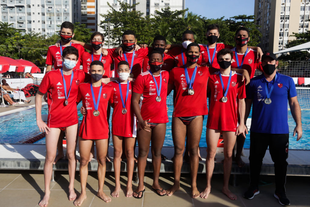 Equipe de polo aquático sub-17 do Flamengo: 44% dos atletas de base do clube vivem em comunidades carentes do Rio de Janeiro | Foto: Gilvan de Souza/Flamengo