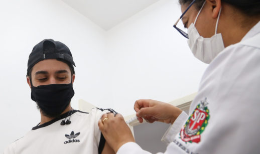 Pessoa nova sendo vacinada, alusiva aos adolescentes que receberão a vacina contra a covid-19 em São Paulo