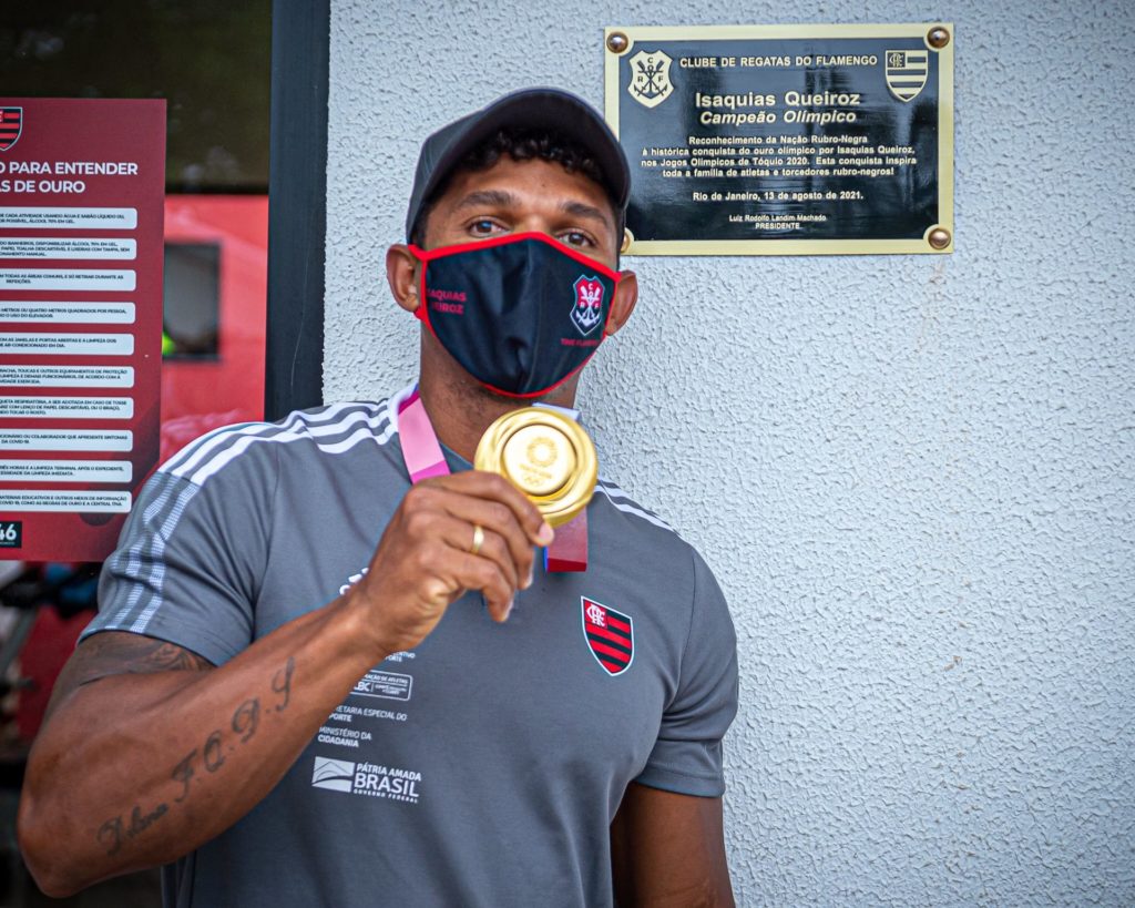 Campeão olímpico na canoagem C1 1000m, homenageado pelo Flamengo | Foto: Paula Reis/Flamengo